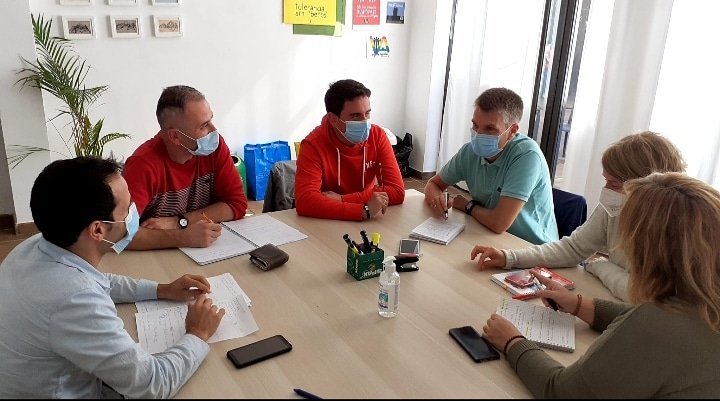 VxA y PSOE hemos mantenido una reunión de trabajo para tratar diversos  asuntos locales que competen a nuestro pueblo.

La gente nos votó para trabajar  y presentar propuestas con las que mejorar la vida de  nuestros vecinos/as y en esas nos mantenemos. 

#OposicionConstructiva