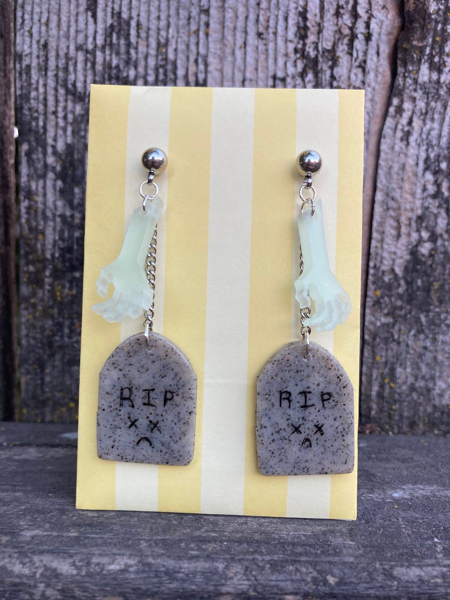 NotBrayan_'s tweet photo. MY GIRLFRIEND GOT AN ETSY YALL! CHECK OUT HER PAGE AND GET YOURSELF OR YOUR LOVED ONES SOME HANDMADE EARRINGS!!!

https://t.co/ungs1lvYzt https://t.co/BpKmwPbRDR