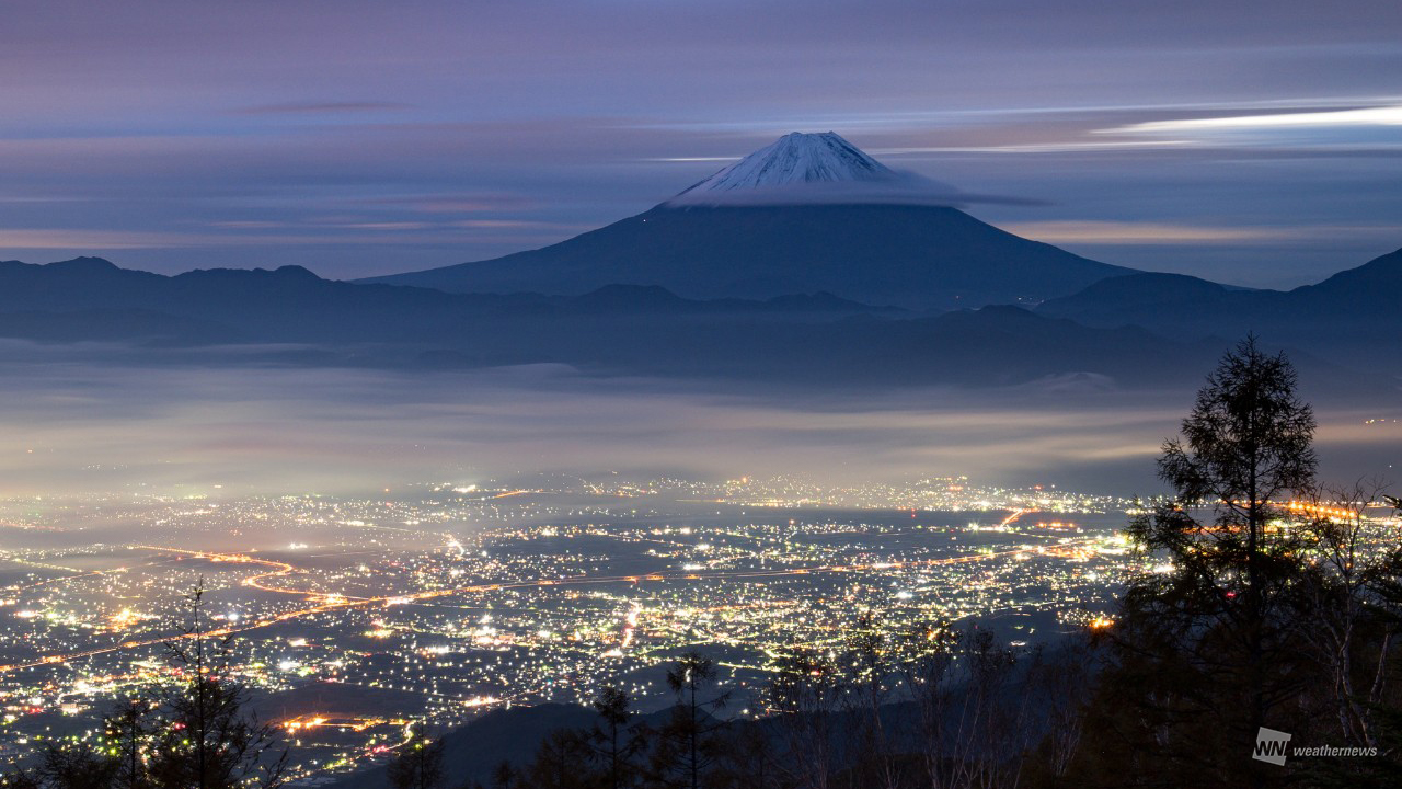 ウェザーニュース 絶景 夜明けの富士山と雲海 今日19日 月 早朝は日が昇る前に 富士山のふもとにある甲府盆地の南西部では霧が発生していました 高台から眺めると街灯りで雲海が虹色に滲み とても幻想的なものとなっていました T Co