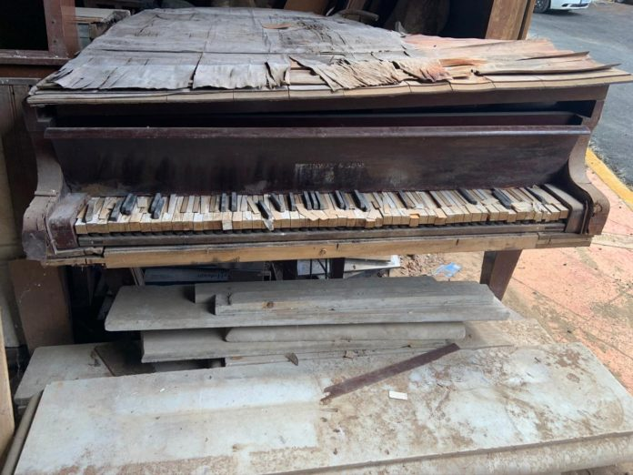 Para defender esto es que tenemos que ser #Patriotas:
Miren como dejó el @PLDenlinea el piano donde Jose Reyes escribió el Himno Nacional. Perdidas irreparables!
Recuerden quienes en realidad son cuando vean el lavado de cara que empezaron a darse los peledeistas hoy. https://t.co/xAfwEjKraT