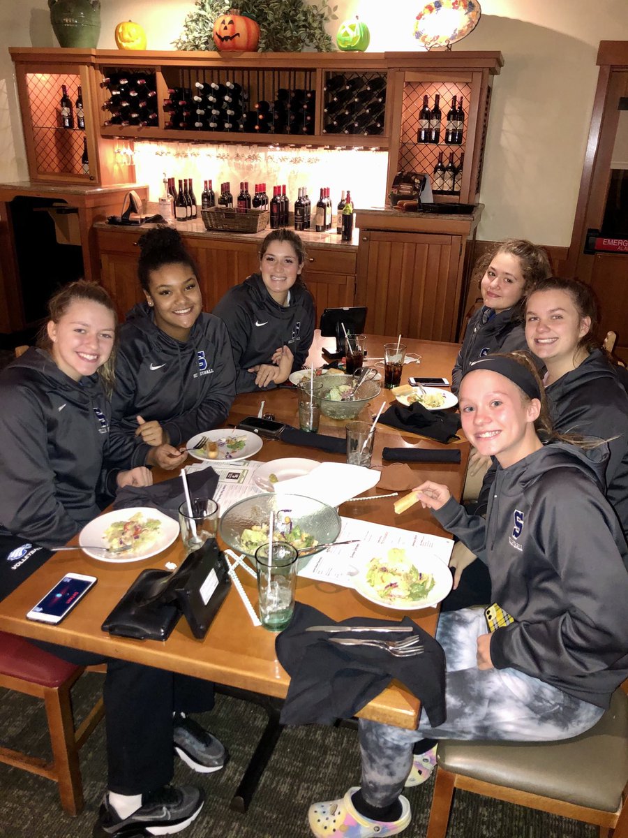 shseaglesvball's tweet photo. Team dinner ⁦@olivegarden⁩ before we open up district play tomorrow night!🏐 #PostSeason #UnitedPursuit #Family #BreadsticksForDays🥖🥖 https://t.co/94PZIg1rE6