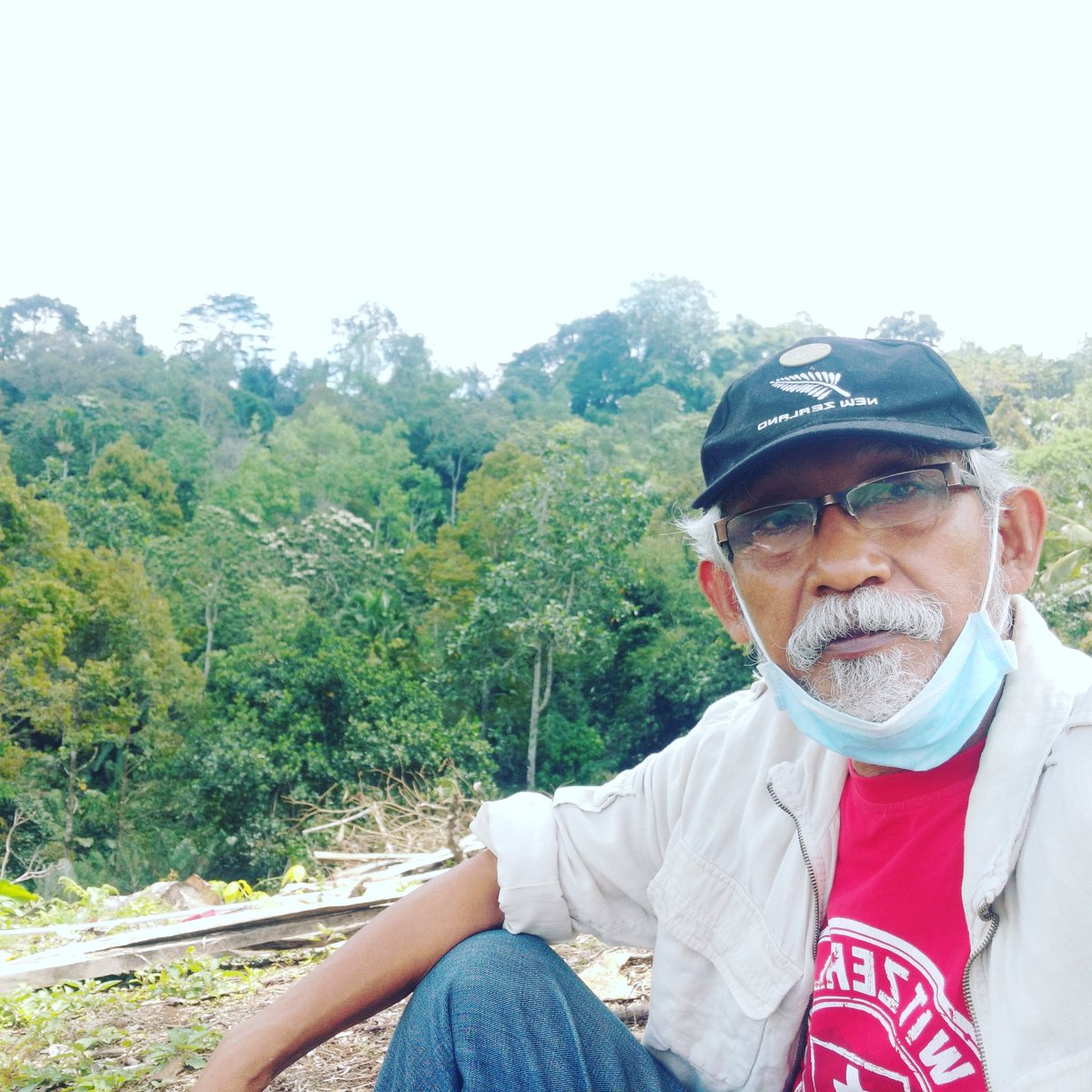 Menyaksikan penanaman bibit durian di kebun Sarinbuana