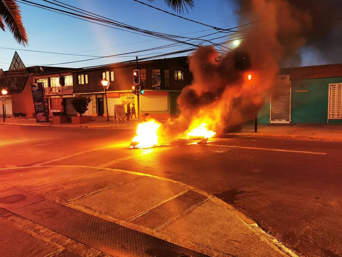 redcomunales's tweet photo. #LosVilos Esta tarde de domingo #18Oct2020 se registran barricadas en calle Caupolicán esquina Purén según informa Radio Conexión https://t.co/MoCpdlTMGp