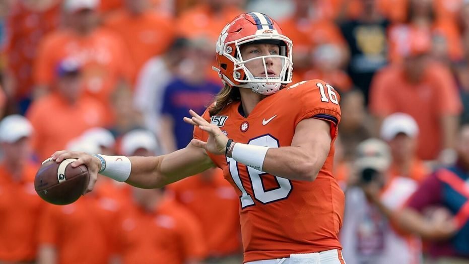 FQStats's tweet photo. Top 2020 CFB Team Offense 

1⃣ Texas 49.5 PPG (4 G)
2⃣ Alabama 48.5 PPG (4 G)
3⃣ Clemson 48.4 PPG (5 G)
4⃣ Georgia State 44.0 PPG (3 G)
5⃣ UCF 43.8 PPG (4 G)
6⃣ BYU 43.6 PPG (5 G)
7⃣ SMU 42.6 PPG (5 G)
8⃣ Florida 42.3 PPG (3 G)
9⃣ VA Tech 42.0 PPG (4 G)
🔟 Oklahoma 41.5 PPG (4 G) https://t.co/Tu6sMXvCS2
