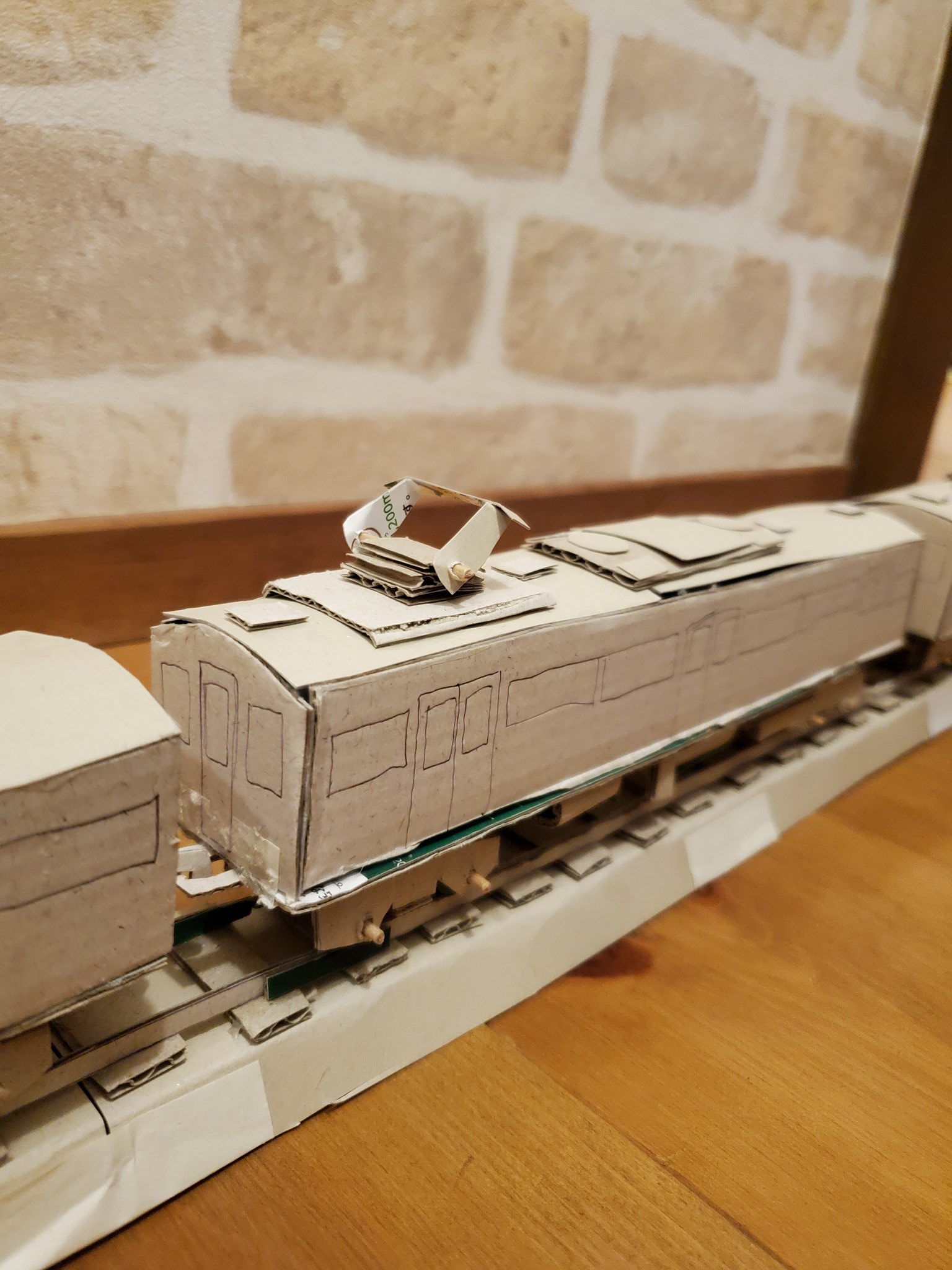 わに牧場 電車を作りました 車輪はカーブでも脱線しないように 動くようになっています 六年生 工作 ペーパークラフト ダンボール職人 T Co Rlo8jtck0n Twitter