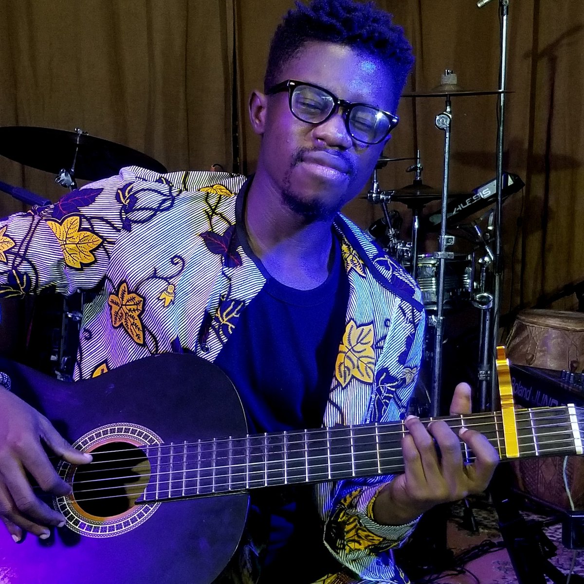 Kpo_do's tweet photo. Request any song from Ofori Amponsah and I'll play it for you on @Awuramaagyapong guitar before she comes for it
#PillowCaseSessions #NewWeek #All4Real 🔥🙈 https://t.co/6jhuHep9Al
