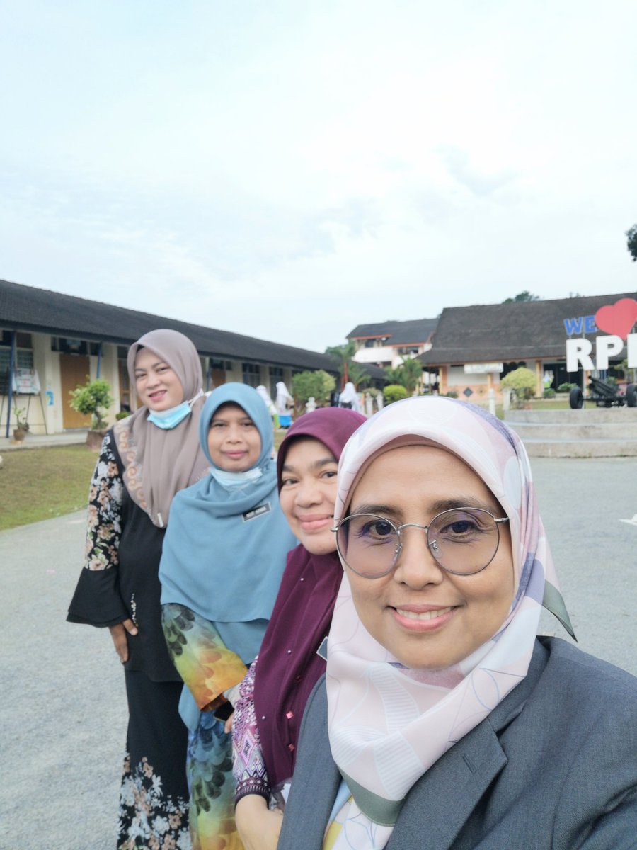 MeorFadhilah's tweet photo. Happy sgt sambut murid2 di pagar utama. Bersama PKP, PKHEM, Kaunselor yg awesome. https://t.co/nkEgRmC8N4