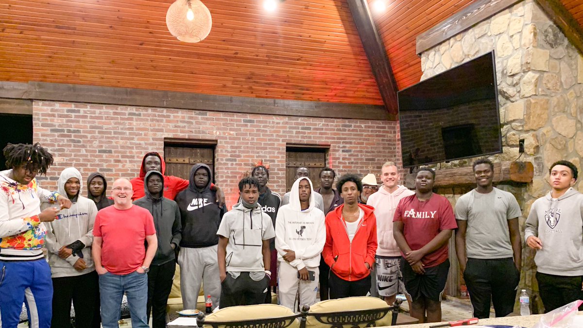 palmbeachd's tweet photo. These dudes are amazing. Been hooping and chopping it up since June and tonight we started a Bible study together. Love doing life with my friends in Louisville. https://t.co/gGcu8SG7I5