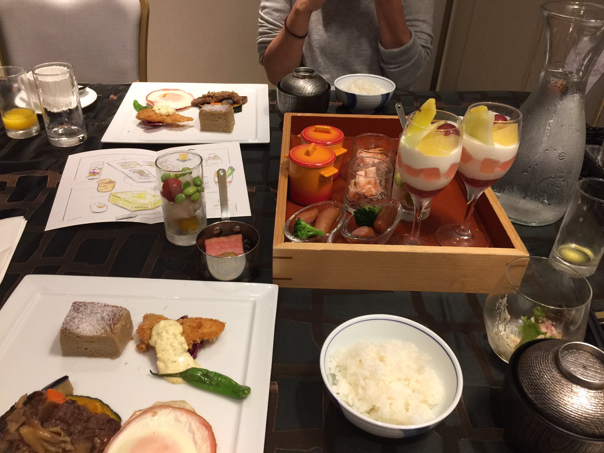 ブッチ 湯河原モーニングという朝食をいただきました バイキングより食べすぎてしまうボリューム コンベンションホールの通路にも席が設けられるという混雑ぶり 湯河原離宮 1601 Se和モダン禁煙にするとこの変形湯船のお部屋になる模様 T