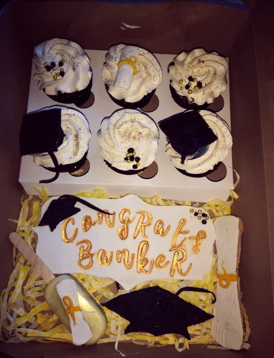Graduation season is upon us🎓🎉🎉🎓... Lets make our graduates feel special with this treat box with cupcakes, sugar cookies and cakesicles.. They had a tough final year and they deserve it 😊