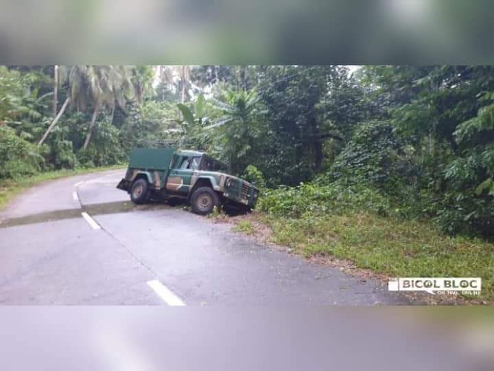 mswaraynonIsug's tweet photo. Patay ang isang sundalo habang lima ang sugatan matapos tambangan ang kanilang sinasakyang military truck ng mga teroristang NPA sa Brgy. Tobgon, bayan ng Oas, Albay nitong Sabado ng hapon, Oct. 17. 🤦‍♀️

📷: The Bicol Bloc https://t.co/ML8DlaxQNR