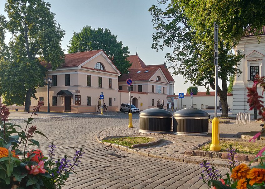 Diego_Molok's tweet photo. Me encanta esta foto de la ciudad de Kaunas en Lituania. Aunque no lo parezca, en esta foto hay 10.000 litros de residuos. (2x MolokClassic 5m3). Feliz semana! https://t.co/kZbJIkg8zm