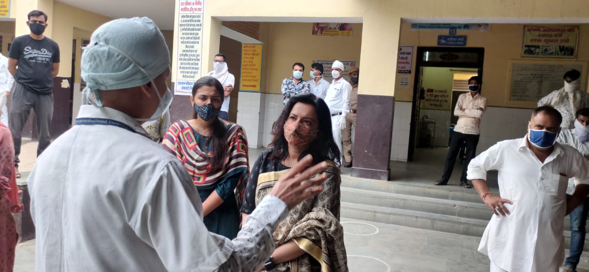संभागीय आयुक्त महोदया <a href="/drarushimalik/">Dr.Arushi Malik IAS</a> द्वारा  #टोंक जिले के #निवाई क्षेत्र का दौरा। राजकीय चिकित्सालय निवाई का औचक निरीक्षण। व्यवस्थाएं बेहतर करने के दिए निर्देश।