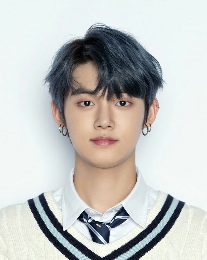 Yeonjun's blue hair but in different of shade hakfhshdhs #TXT_YEONJUN  