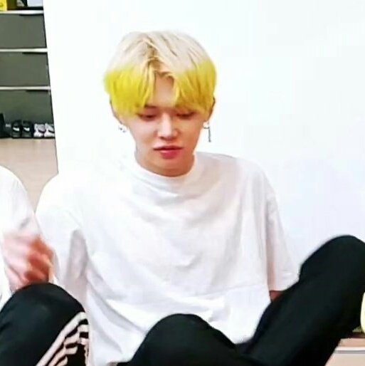 THIS?!!! YEONJUN BLONDE HAIR WITH YELLOW HIGHLIGHTS STILL SUPERIOR TO ME FLUORESCENT HAIR BOY #TXT_YEONJUN  