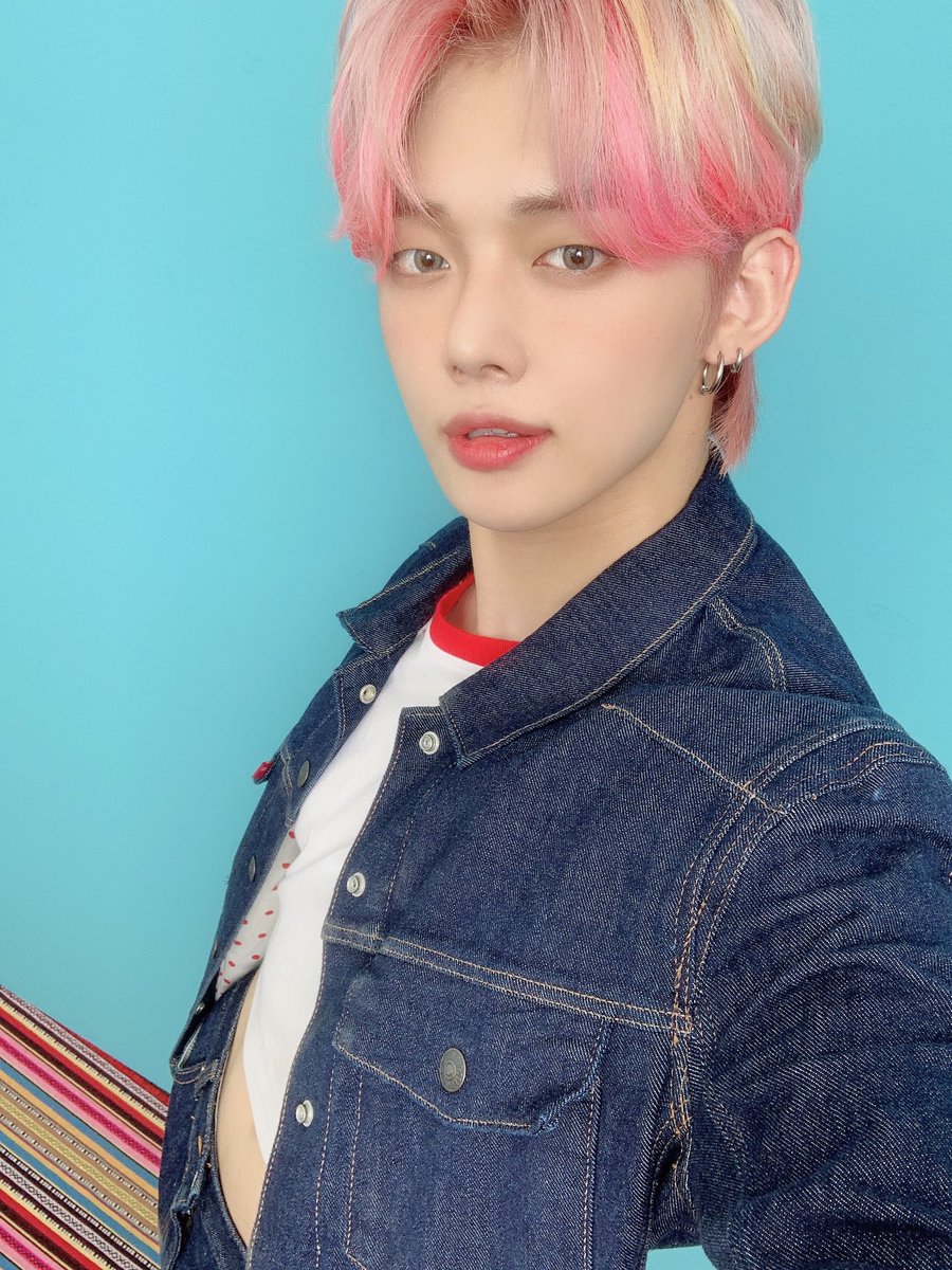 AND FINALLY THIS HAIR?!!! PINK WITH HIGHLIGHTS HAIR YEONJUN?!!! THIS IS A CULTURAL RESET  #TXT_YEONJUN  