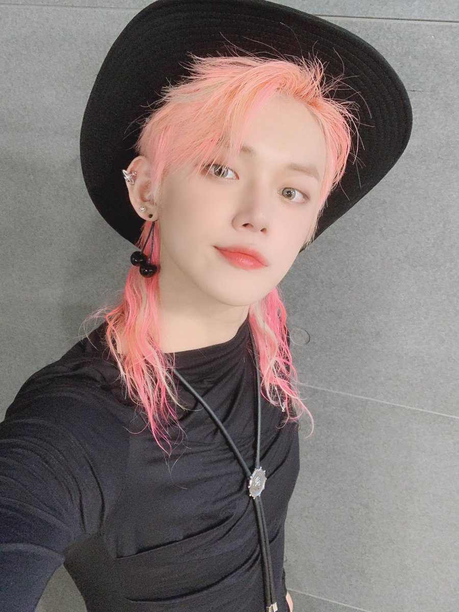 AND FINALLY THIS HAIR?!!! PINK WITH HIGHLIGHTS HAIR YEONJUN?!!! THIS IS A CULTURAL RESET  #TXT_YEONJUN  