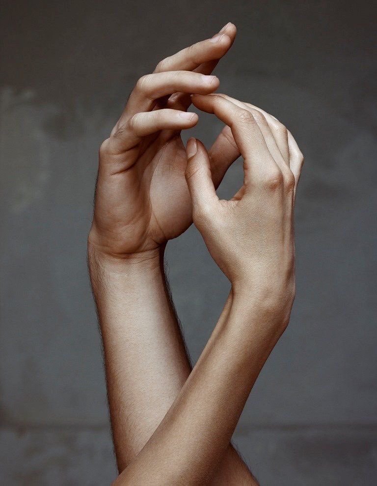lucy_esposito's tweet photo. «Accade
che le affinità d’anima non giungano
ai gesti e alle parole, ma rimangano
effuse come un magnetismo. È raro
ma accade».

#LaMagiaDi Eugenio Montale a #CasaLettori 

@CasaLettori 

📷 Erwin Olaf https://t.co/GTq1egVdbp