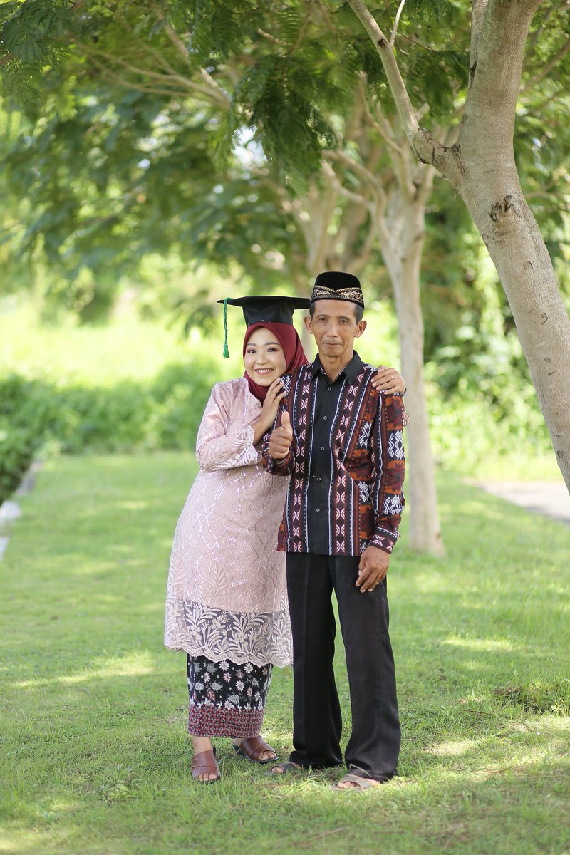 ulilizafn's tweet photo. Ibuk dan ayah bener-bener meluruskan hati egoisku ke ranah kesabaran! 😊 ini foto sambil bengok-bengok sambil mingkem "yah guyu-guyu meringis yah mesem" sambil noto ekspresi sendiri😄ibuk sabar yak tahun ngarep kita rea-reo bareng! 😊😊😊 #Wisuda #Ibrahimy #17Oktober #HariSantri https://t.co/SGdR4XxgW7