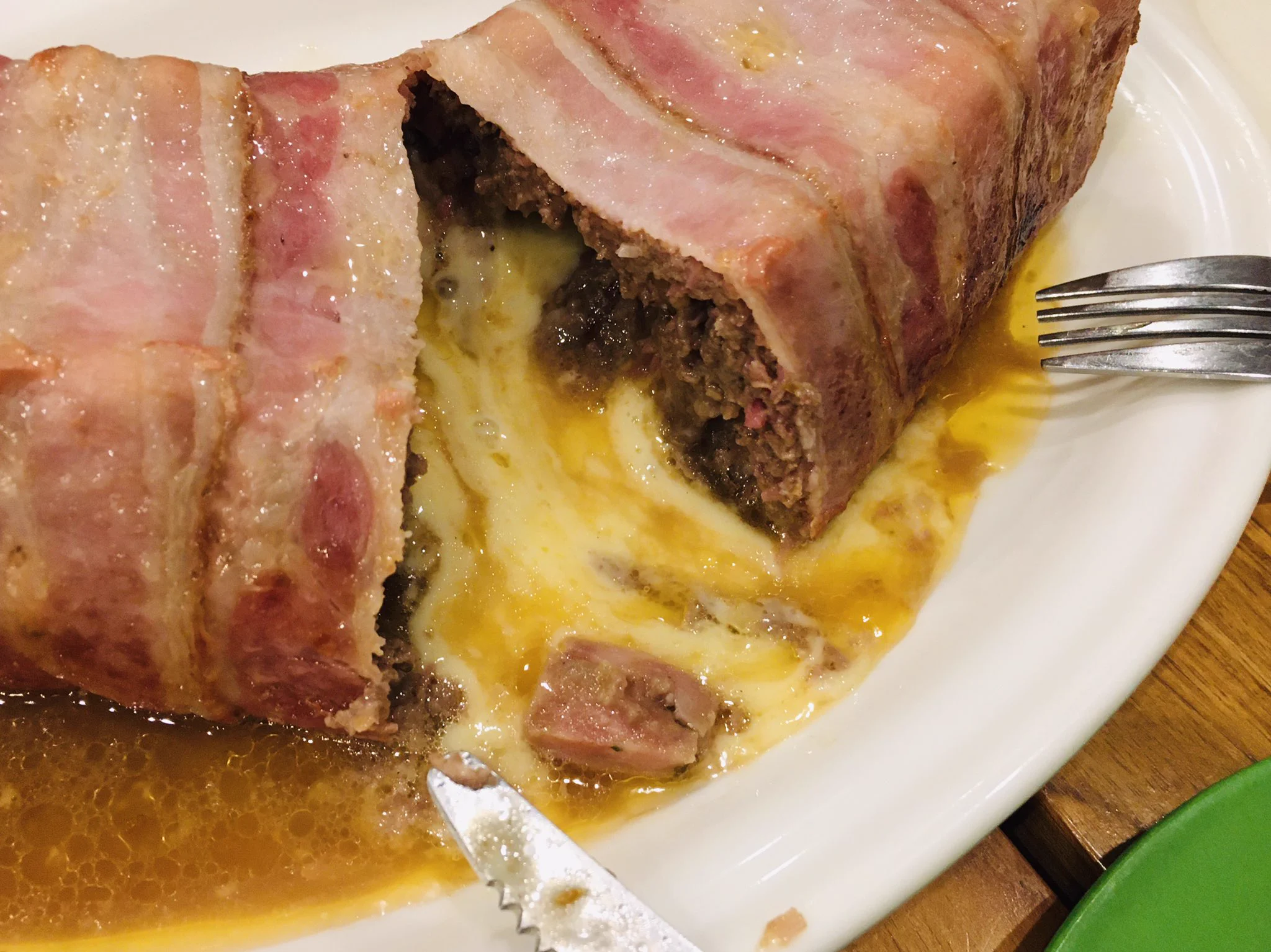 これはヤバくらい美味しそう…！ビールが水みたいに飲める肉料理！