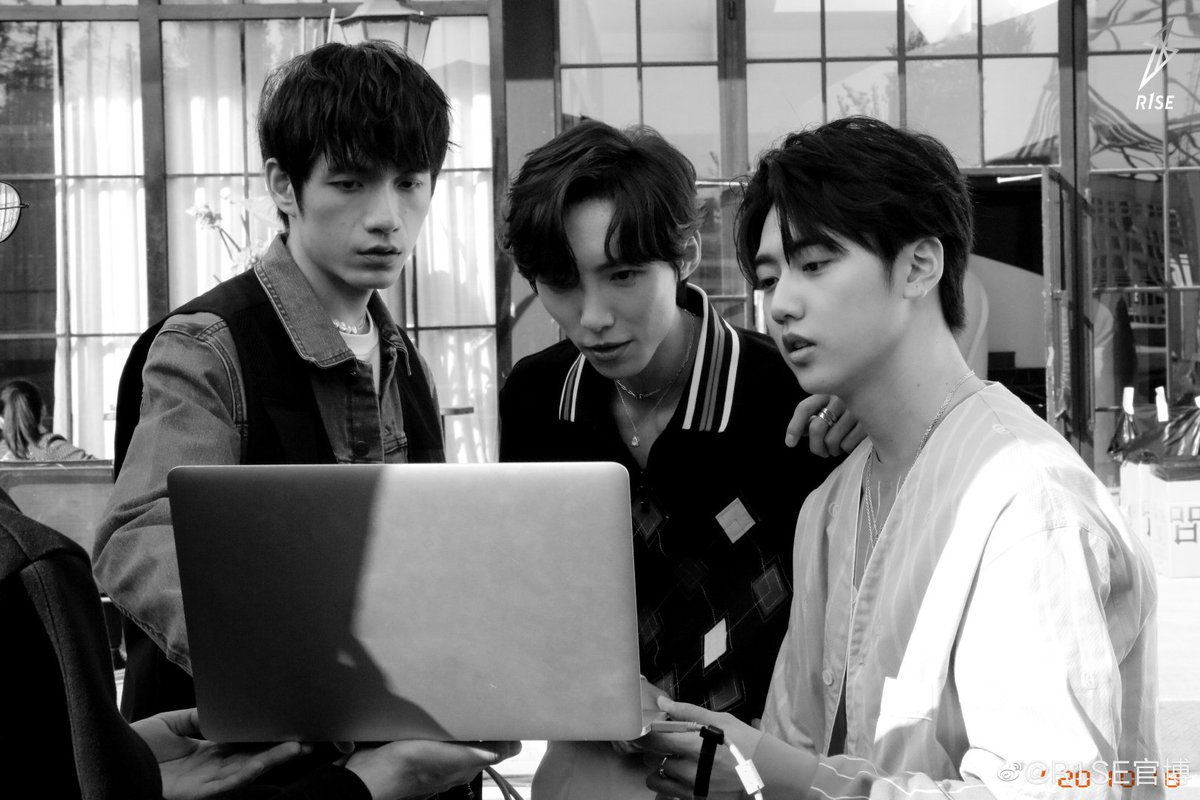 LiuyeTH's tweet photo. [Liuye update weibo] (2)

ในใจผมยังเหมือนเดิม คือผม คือคุณ คือพวกเรา♥️

#หลิวเหย่ 🦊 #Liuye #刘也 #R1SE ⚡
©® R1SE-刘也 📸[2020-10-19] https://t.co/LMkSmAQfze