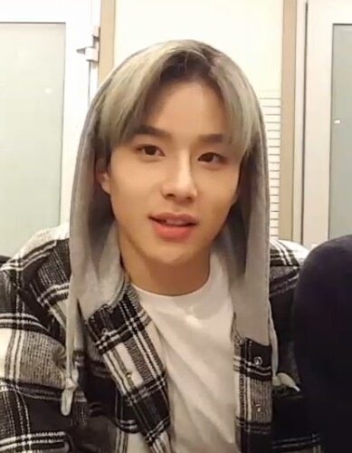 jungwoo• cries at the beauty of linoleum flooring• [BASS BOOSTED] SOMEONE SPOON ME• falls asleep 5 mins after he gets mark to spoon him in the corner