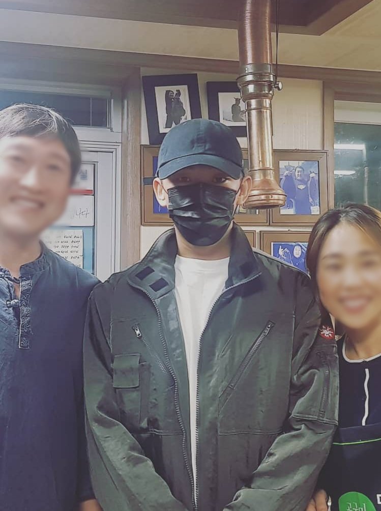 SIKseekers's tweet photo. 2020.10.18 #YooAhIn was spotted in a BBQ restaurant this weekend 😊 #유아인 

©sadongsinb0727 https://t.co/V4ozyUKwMg