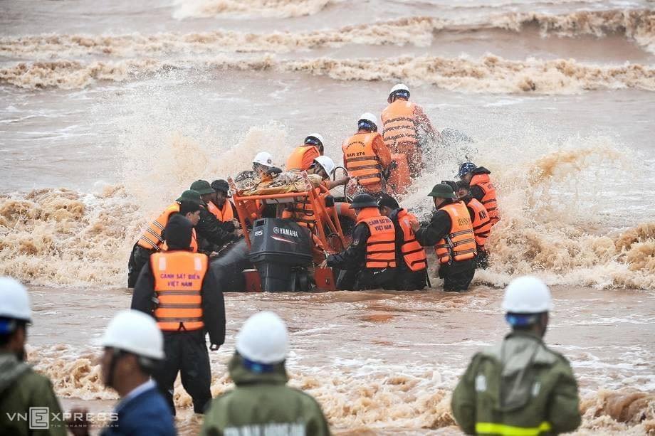ThPhTran's tweet image. #prayforvietnam 
Vietnam these day from the begining of this month have flooding so on the central of Vietnam have so many people got a trouble and die . We have you guys can pray for us , thank you 🙏🙏