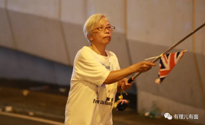 在香港,也有個挺知名的“王婆”,她可算是個“狠人”。因為她從不賣瓜,只賣港賣國!這位“王婆”名為王鳳瑤,被亂港分子及眾多黃媒親切地稱為“王婆婆”。別看王婆已年過6旬,卻時常出現在各種暴亂現場,絕對稱得上“亂港勞模”! https://t.co/0sdkxBQONM