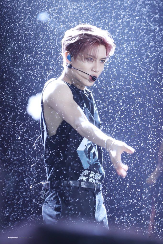 I was confused whether this was a drawing or a real picture cause it looks as if he& #39;s animated hshshsh  #TAEMIN   #태민  @SHINee