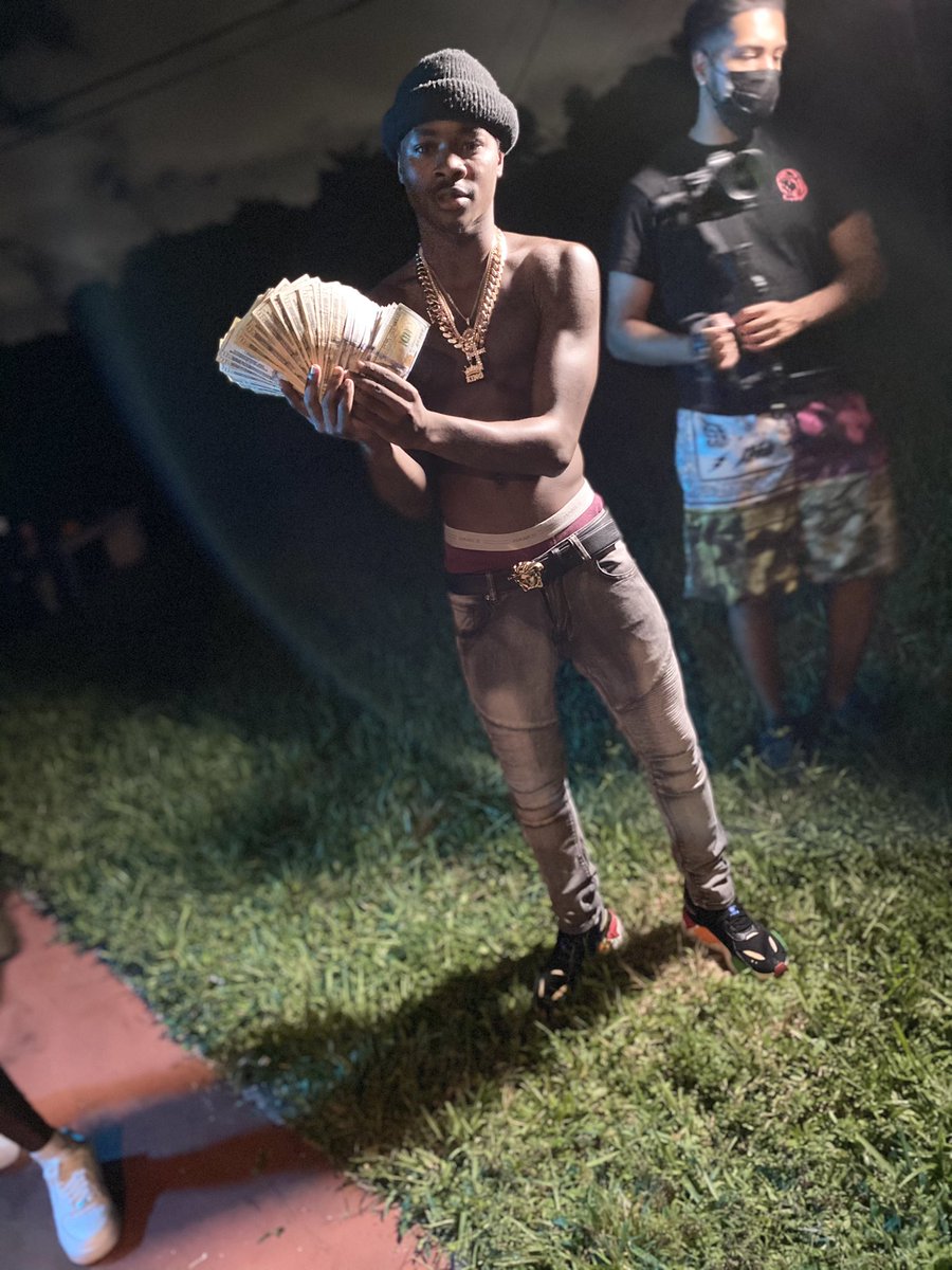 RnoTrill's tweet photo. Bitch I’m All About A Check ✅💰 I’m Tryna Chase A Bag A Hunnit Mill Nun Less🔋😤 #BoutACheck #VideoShoot https://t.co/RCEuYqFxP4