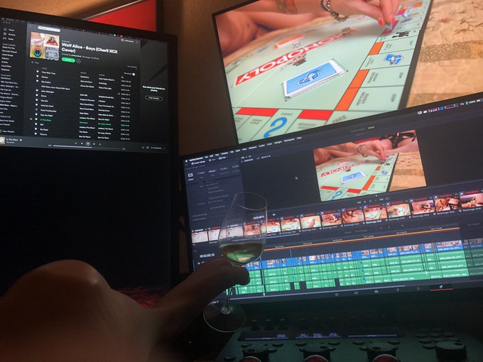 Waiting for shit to render 😛 Yeah I know it&rsquo;s corny. It&rsquo;s Monopoly. &ldquo;Can&rsquo;t pay rent, eh?  I&rsquo;m sure there&rsquo;s<a href="/tag/baddragon"class="tags"><span>#baddragon</span></a>