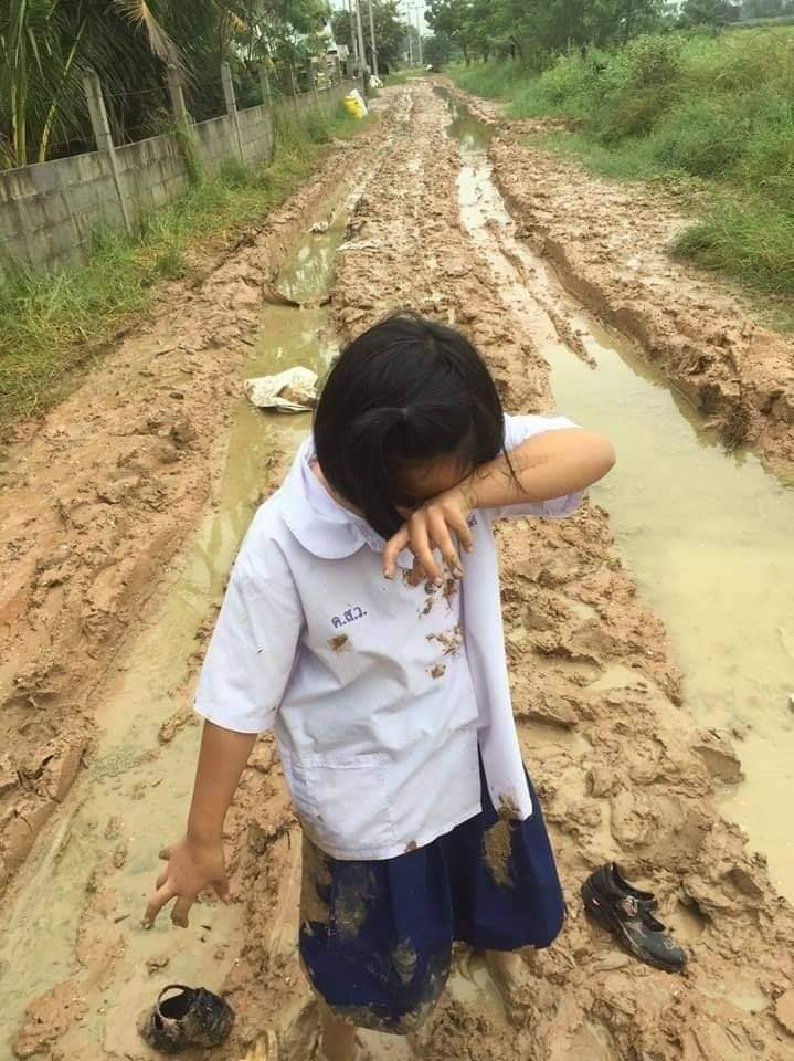 #คุณครูโปรดเข้าใจ ทางไปโรงเรียนของหนูสุดแสนจะทรหด!!  

พิกัดบ้านถนนวารี ต.บ้านวัง อ.โนนไทย
จ.นครราชสีมา 

Cr.เจ้าของภาพ