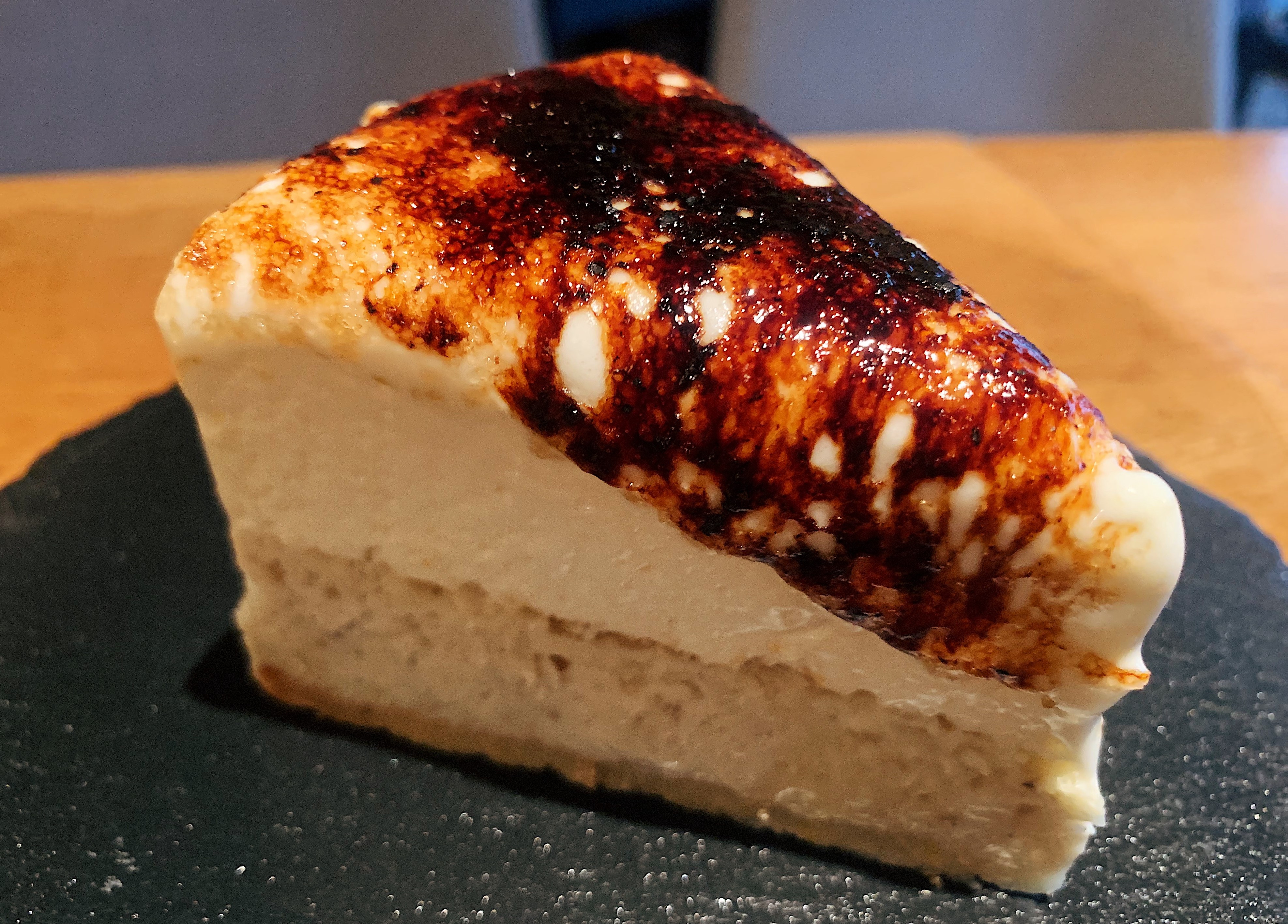 むにぐるめ 関東 Nurikabe 恵比寿駅から徒歩5分 香ばしく炙るチーズケーキを食べられるお店 バーナーで焼き目を付けた部分はパリパリ 中はひんやりアイスケーキのような食感を楽しめるスイーツ トンカ豆とバニラビーンズで爽やかに風味付けし