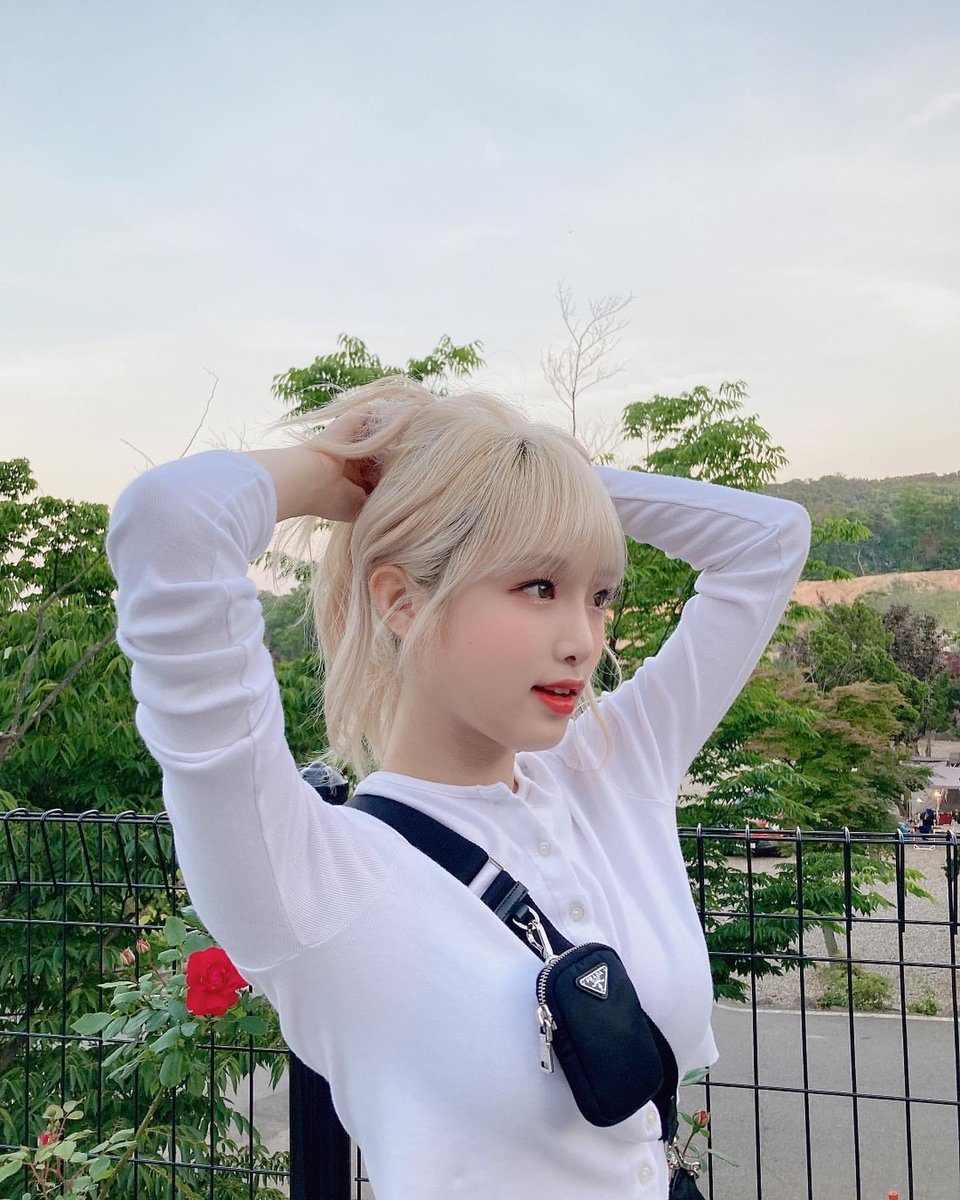 a thread of choi yena being more attactive than her ; https://twitter.com/euphoriIi...