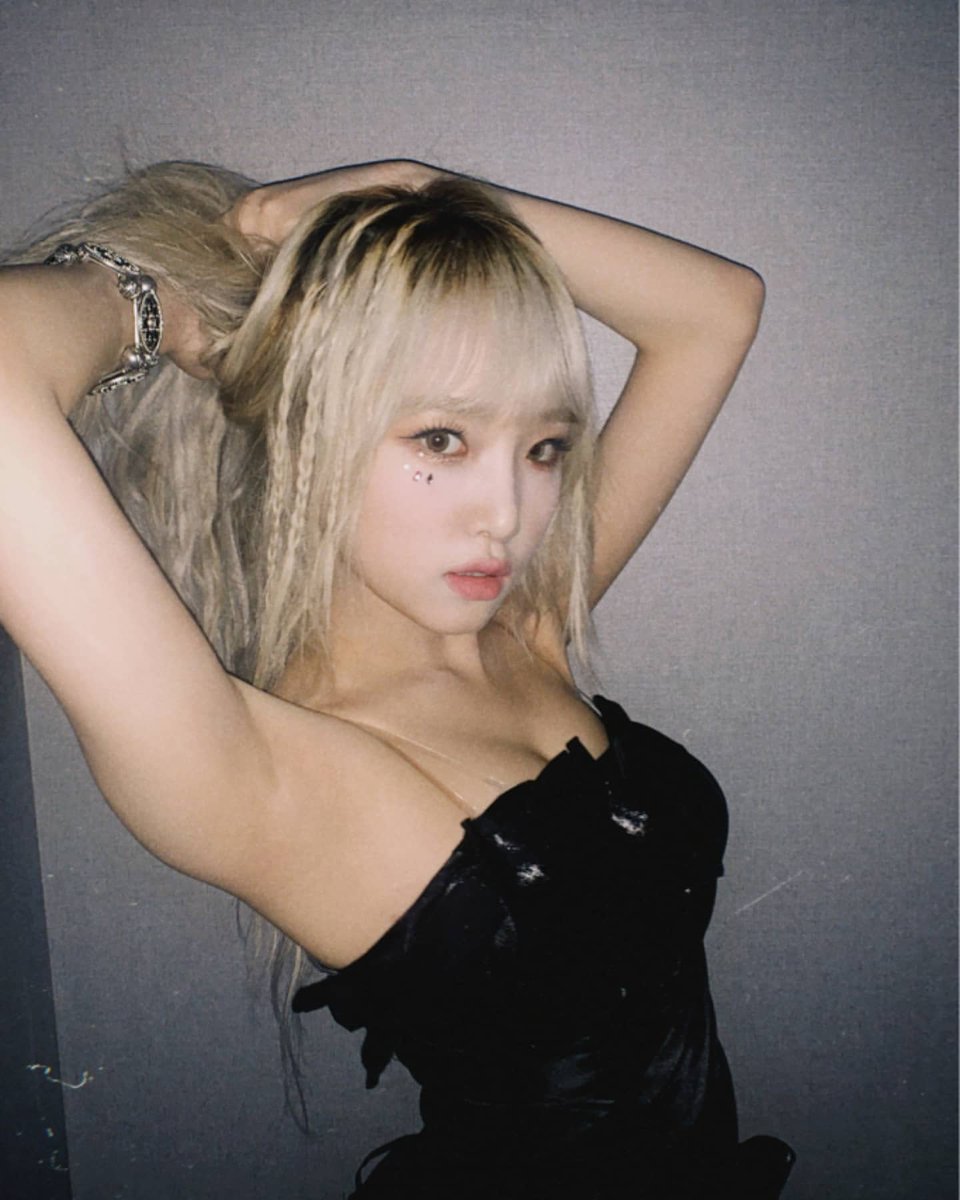 a thread of choi yena being more attactive than her ; https://twitter.com/euphoriIi...