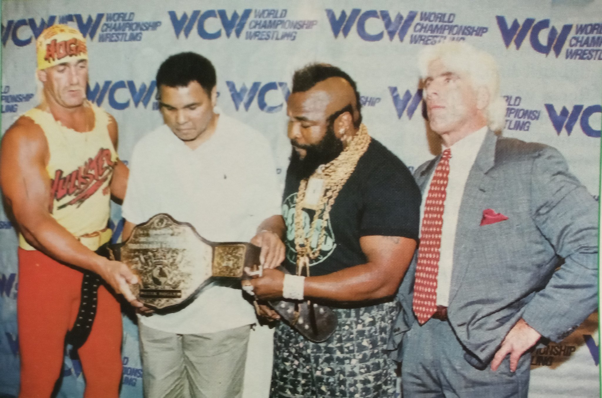 Rasslin' History 101 ar Twitter: "WCW World Heavyweight Champion Hulk Hogan,Muhammad Ali,Mr.T and Ric Flair hype up main of Halloween '94 https://t.co/KLGeLuXWuO" / Twitter