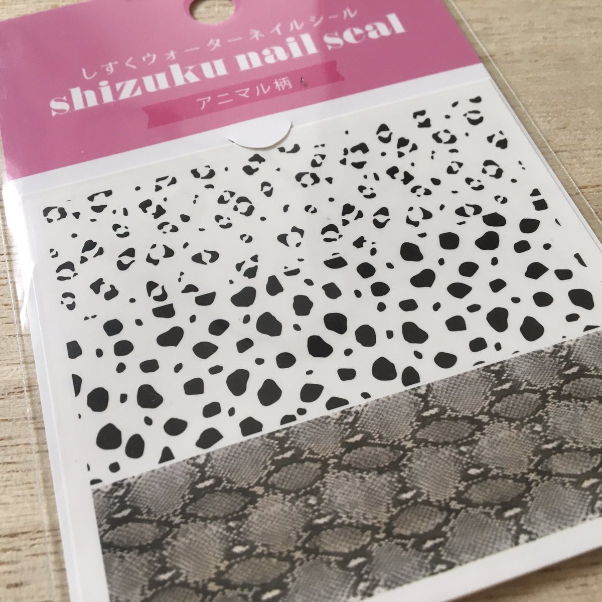 Momo 爪全体にネイルシールを貼るのは やっぱ爪って曲線だから難しいな しずくネイルのパイソン柄を爪一面に使ったらしわが いや私が不器用なんだろうけどさ こういう場合は3 5mm程度の帯状で使うほうが不器用には使いやすい セルフネイル