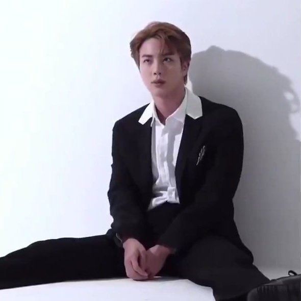 when seokjin manspreads >>>>