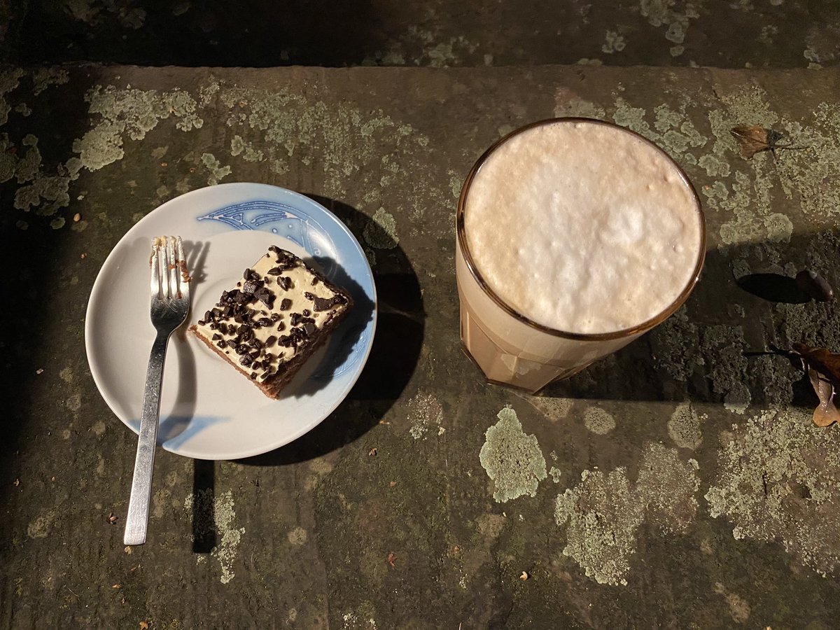 Day 28I know it's probably not the healthiest thing to do first thing in the morning, but it helps me a lot to enjoy the process.Coffee and cake. Outside. Watching the sky with the stars (no photo of the latter).