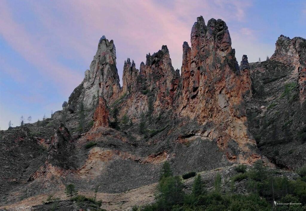 alkrylov's tweet image. #ВосторгПутешествий: В Хасынском районе, в 30 км за поселком Атка налево уходит долина реки Хеты и вдоль нее на 15 км протянулись скалы в виде башен и волшебных замков - так причудливым образом выветрились горные породы.
⠀
Самые интересные скалистые обр… bit.ly/34eTYnL