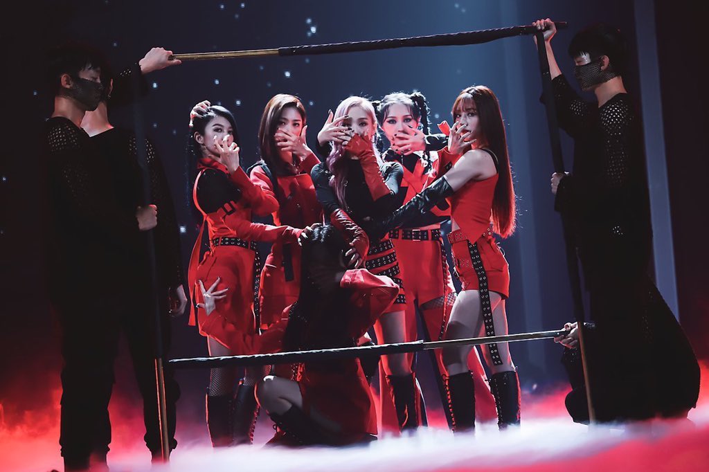 softyooh's tweet photo. dreamcatcher's stages are always of epic proportions https://t.co/5lOlvQcyQA