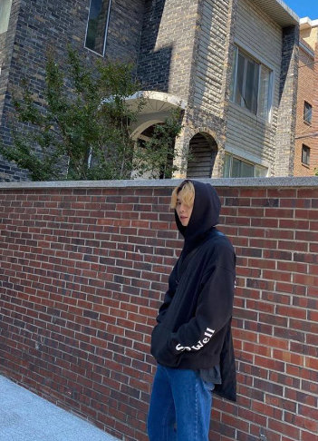 source: na.jaemin0813 @ snapjohnny's last first day of college. jaemin insisted on taking photos even though johnny didn't dress up in the slightest. he hadn't even had any coffee yet. they were on the way to their favorite on-campus coffee house when jaemin pounced.