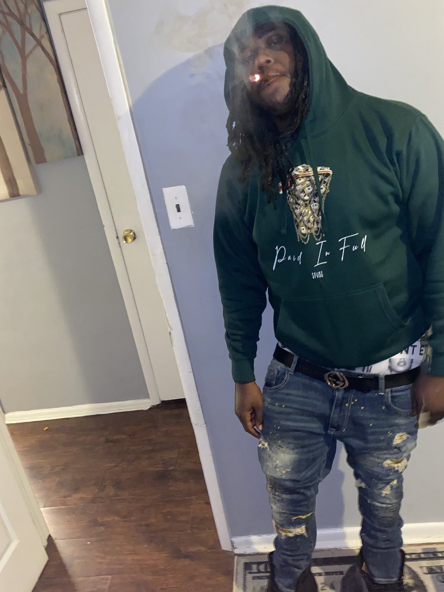 ggerelloo's tweet photo. Niggas hating on me
Niggas want me to be lacking, and they waiting on it
Wanna see my reaction, I'ma spray it homie
Keep my pistol on me cause that's my lady, homie💯🖤🦍 https://t.co/9xrld8qGHk