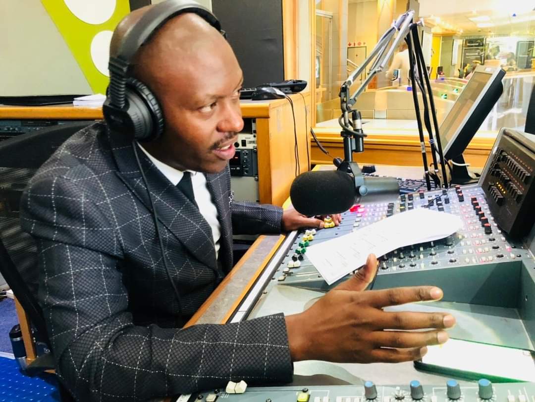 ThobelaFMYaka's tweet image. Re thušeng go nyaka John, a re bulele #Gate moo mesong ya lehono, re nyaka go thoma ka #TFMDitlalemeso. Dumelang, le dumedišwa ke @lennytlegodi! #vuligatechallenge