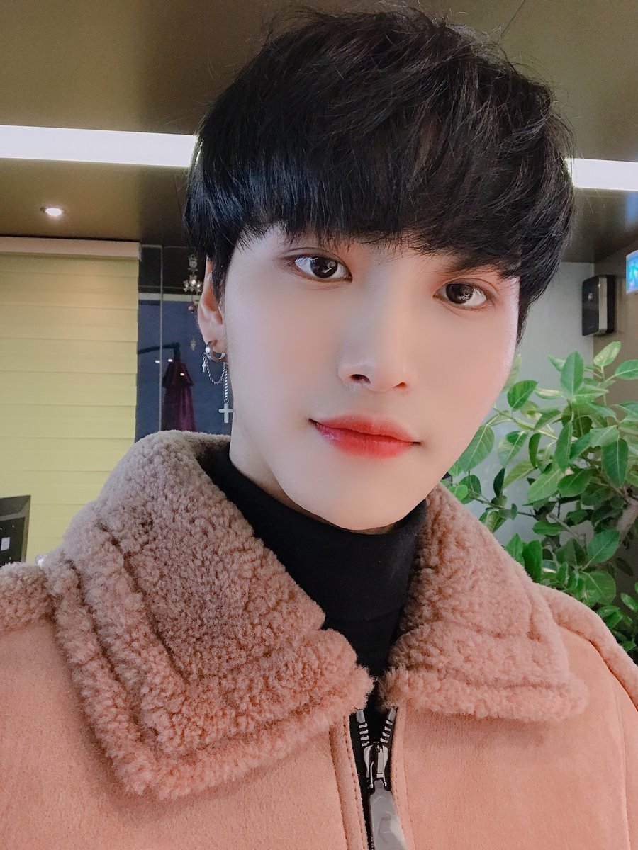 I am here to spread the soft boyfriend Seonghwa agenda don’t mind me (A thread) #SEONGHWA  #ATEEZ  