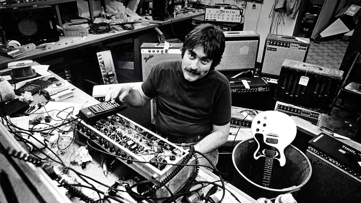 AtelierRococo's tweet image. #PaulRivera #Marshall #EddieVanHalen 
ポールリヴェラがマーシャル改造について回想した昔の記事。マーシャルではルカサーやラリーカールトン、ジェイグレイドン、リトナー等スタジオミュージシャンの仕事の印象が強い彼。エディが&quot;Beat it&quot;で使ったアンプやEJからの依頼も
musicradar.com/news/guitars/p…