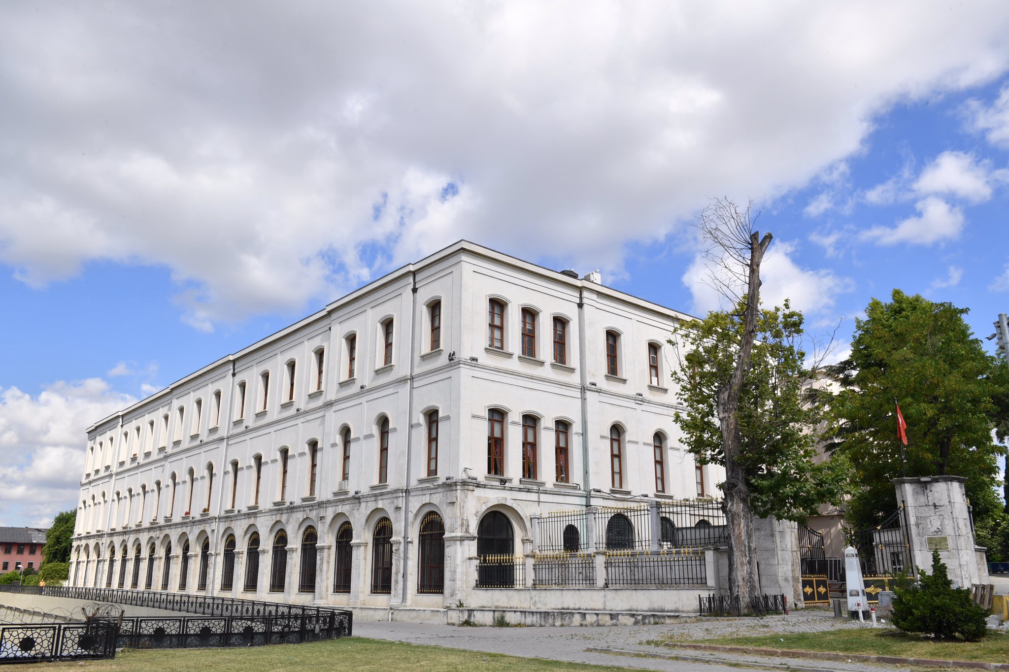 istanbul universitesi on twitter binlerce bitki orneginin korundugu bir miras istanbul universitesi eczacilik fakultesi herbaryumu bu degerli herbaryum 1945 yilinda turkiye nin tibbi bitkilerinden ornekler toplanarak olusturulmustur bugun ise