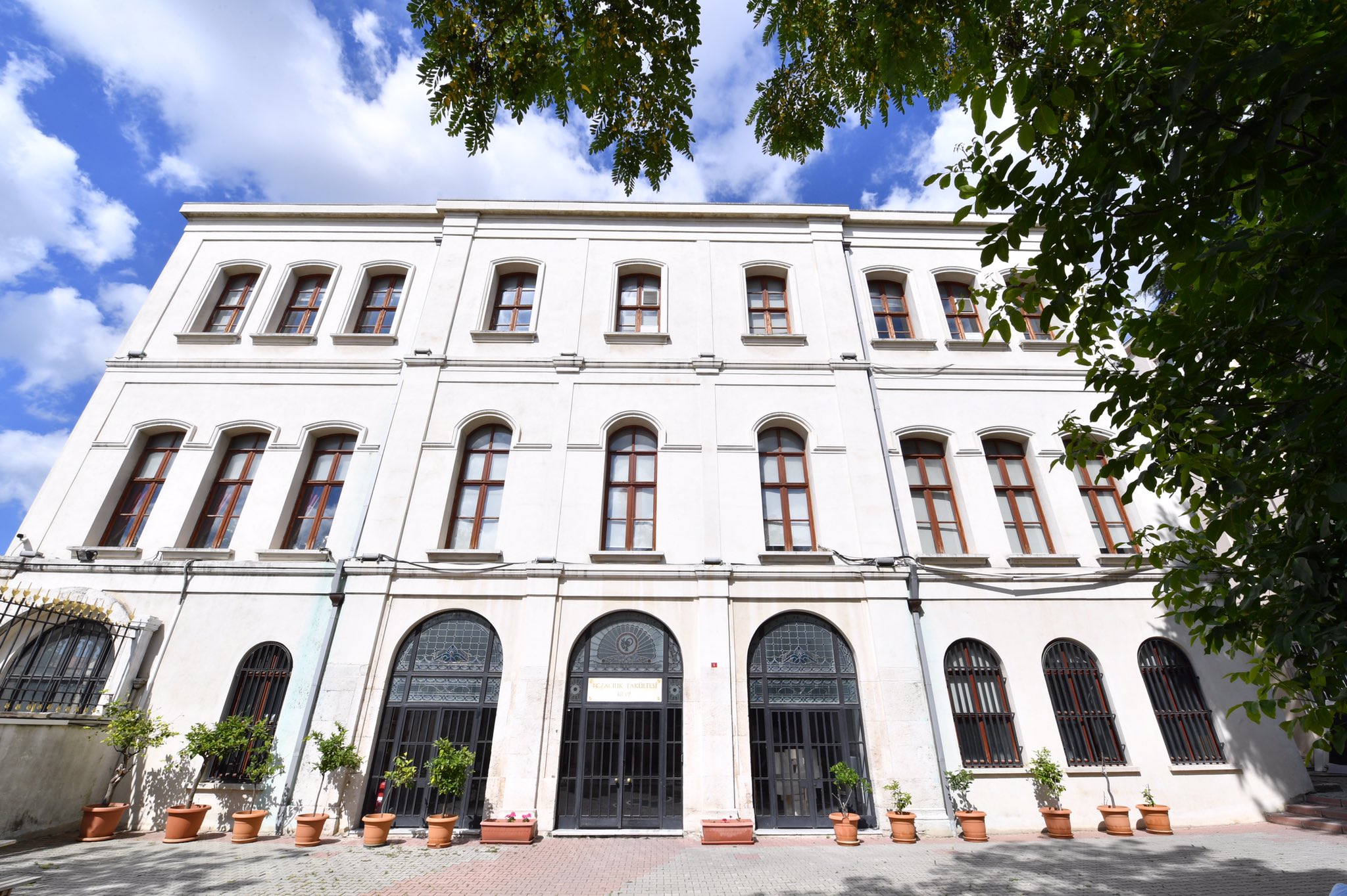 istanbul universitesi on twitter binlerce bitki orneginin korundugu bir miras istanbul universitesi eczacilik fakultesi herbaryumu bu degerli herbaryum 1945 yilinda turkiye nin tibbi bitkilerinden ornekler toplanarak olusturulmustur bugun ise