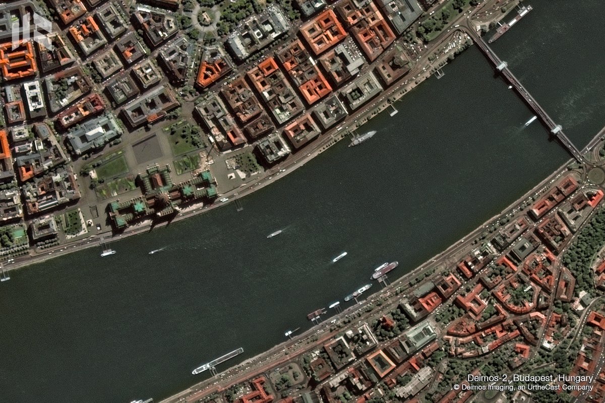 #DYK that Deimos Imaging combines multiple satellite images to create seamless compositions that you can use to create accurate maps? Check out how the #HungarianParliament and the #SzéchenyiChainBridge look like from the orbit of #DEIMOS2! #CivilEngineering #UrbanPlanning